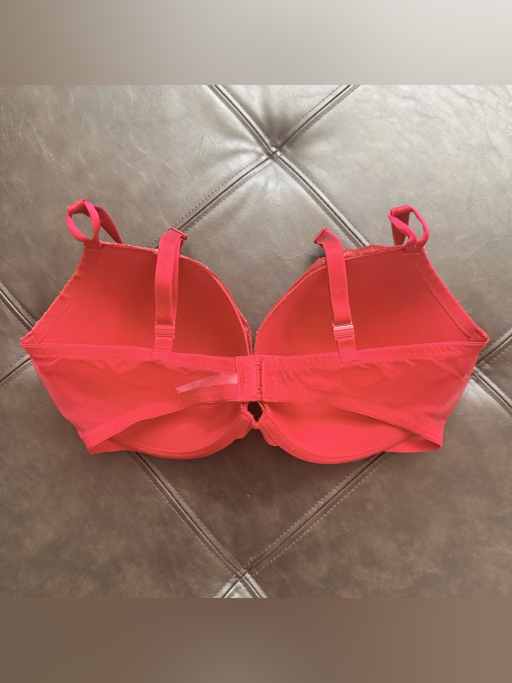 Victoria's Secret Red Lace-Textured Very Sexy Push-Up Bra - Picture 2 of 3